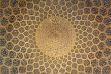 Isfahan_Lotfollah_mosque_ceiling_symmetric.jpg