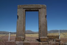 Puerta_de_la_Luna_-_Tiahuanaco_(Bolivia).jpg