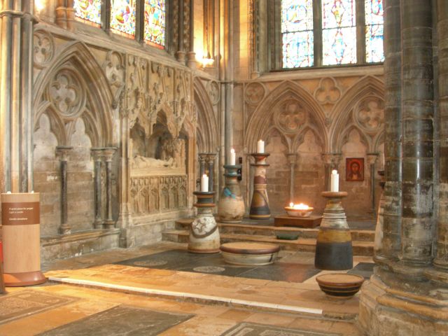 PicForNewsletter032006LincolnCathedralModernCandles.JPG